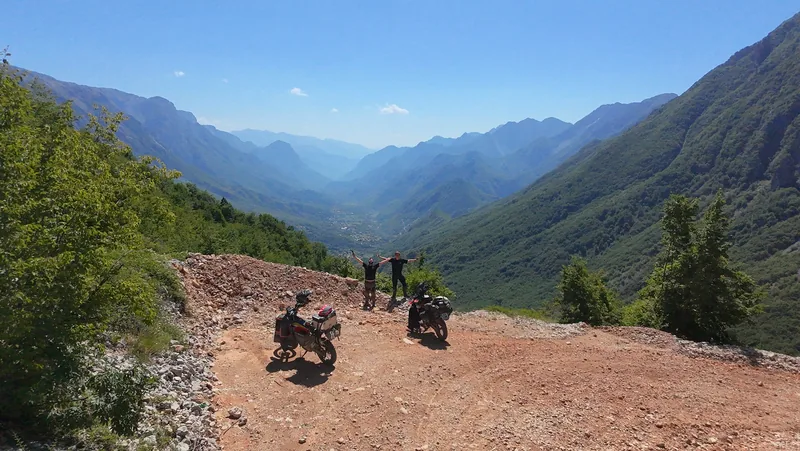 Reiseenduros auf einer Bergstrecke im Norden Bosniens