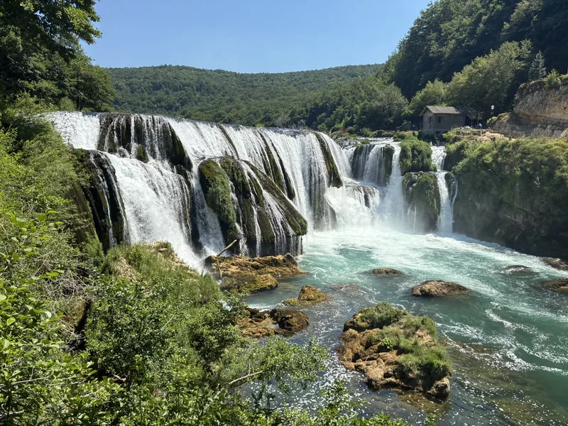 Wasserfall in der bosnischen Naturlandschaft