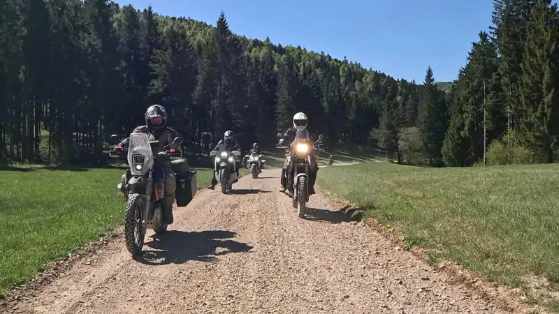 Motorradfahrer auf Schotterpiste