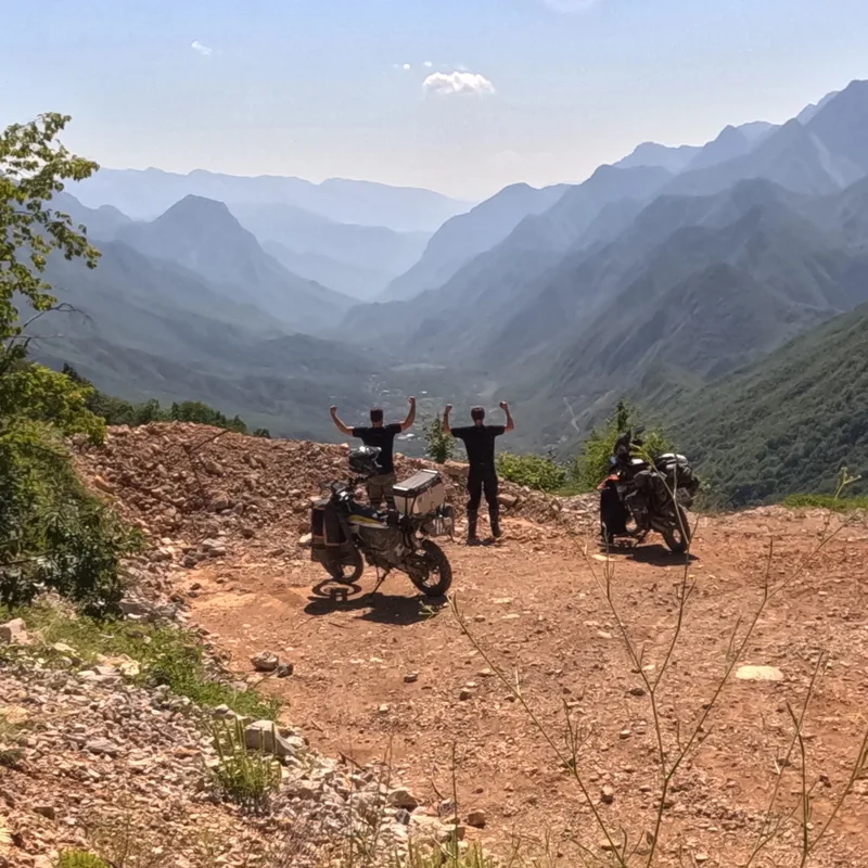 Zwei WildTraX-Fahrer mit Motorrädern im Gebirge